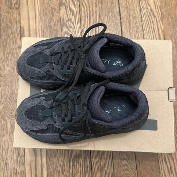 Yeezy Boost 700 - Picture 5 of 9